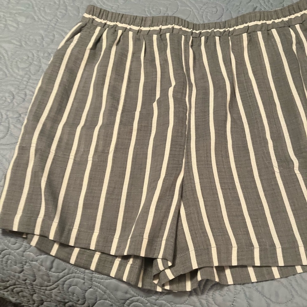 Cute dressy pull on shorts with a 5” inseam. Size XL